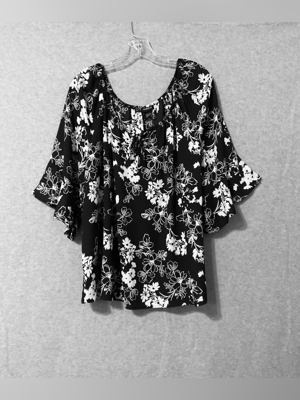 Torrid Black and White Floral Tie-Front Peasant Blouse 3/4 bell sleeves Sz 1/XL